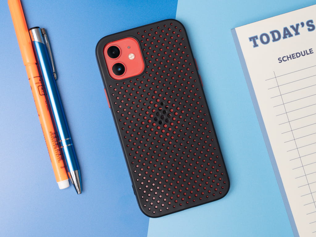 Děrovaný, gumový kryt na iPhone 12 a iPhone 12 Pro - Černý 2